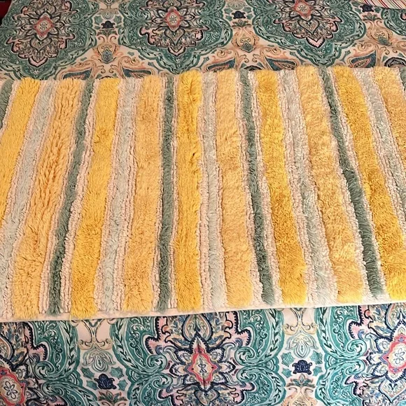 Bathroom towels/rug - Picture 3 of 4